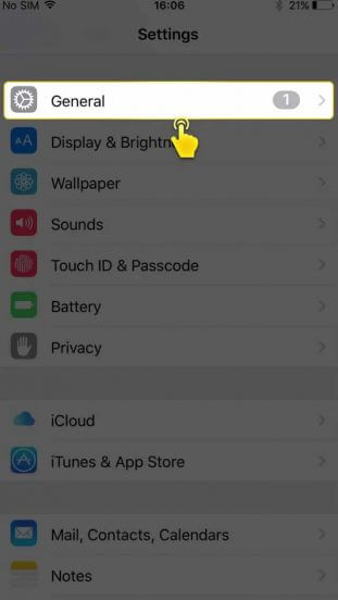 เลือกเมนู General ในการตั้งค่าระบบ iPhone